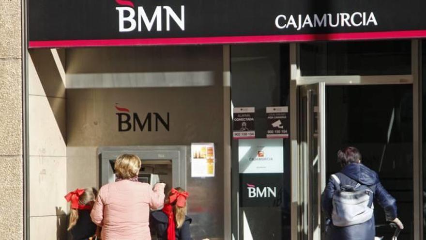 Una mujer utiliza un cajero de BMN en la ciudad de Murcia.