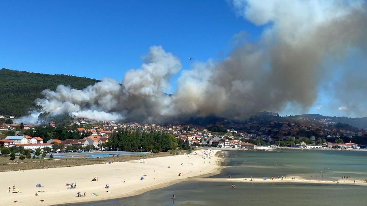 Un incendio en Moaña (Pontevedra) amenaza las viviendas. C. G. / V. C. / A. L. / CEDIDAS