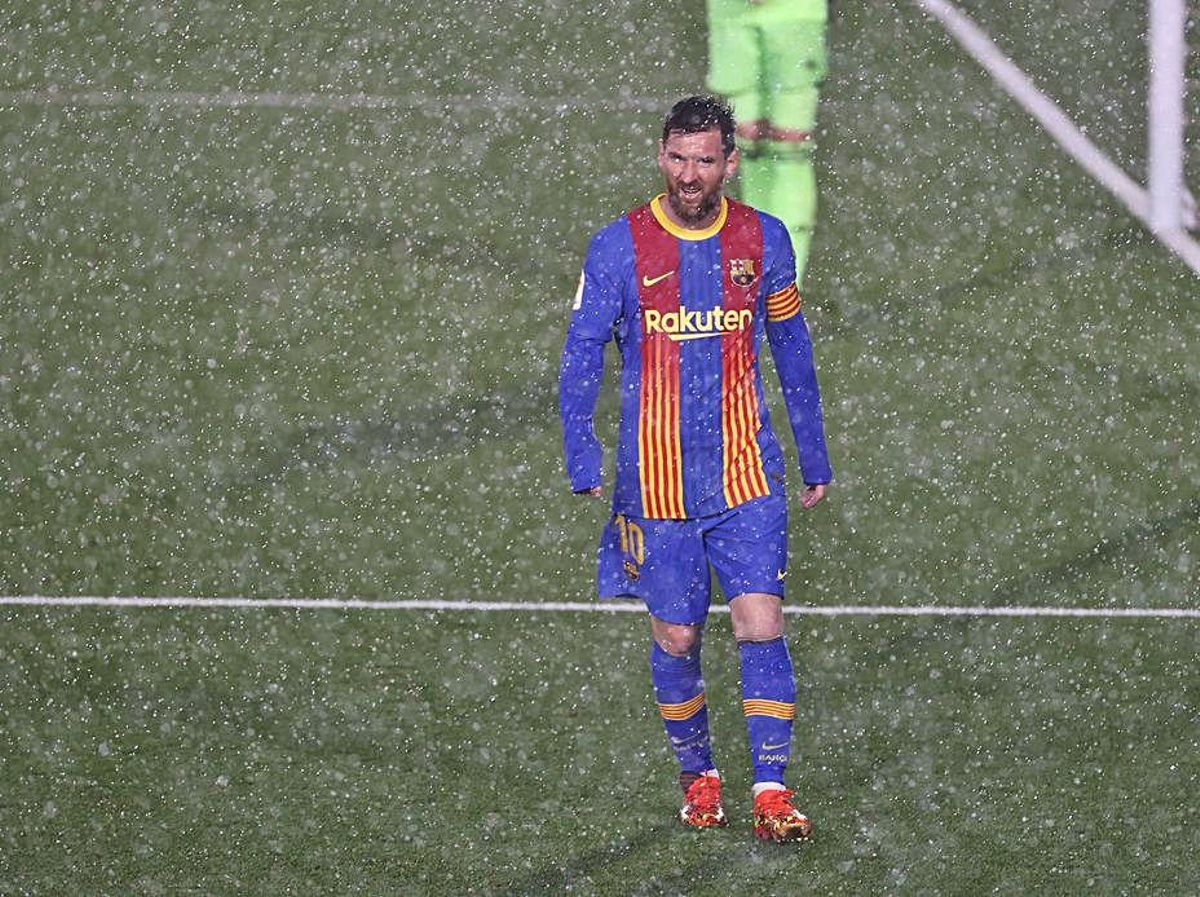 Messi, durante el aguacero que cayó en Valdebebas. | // EFE