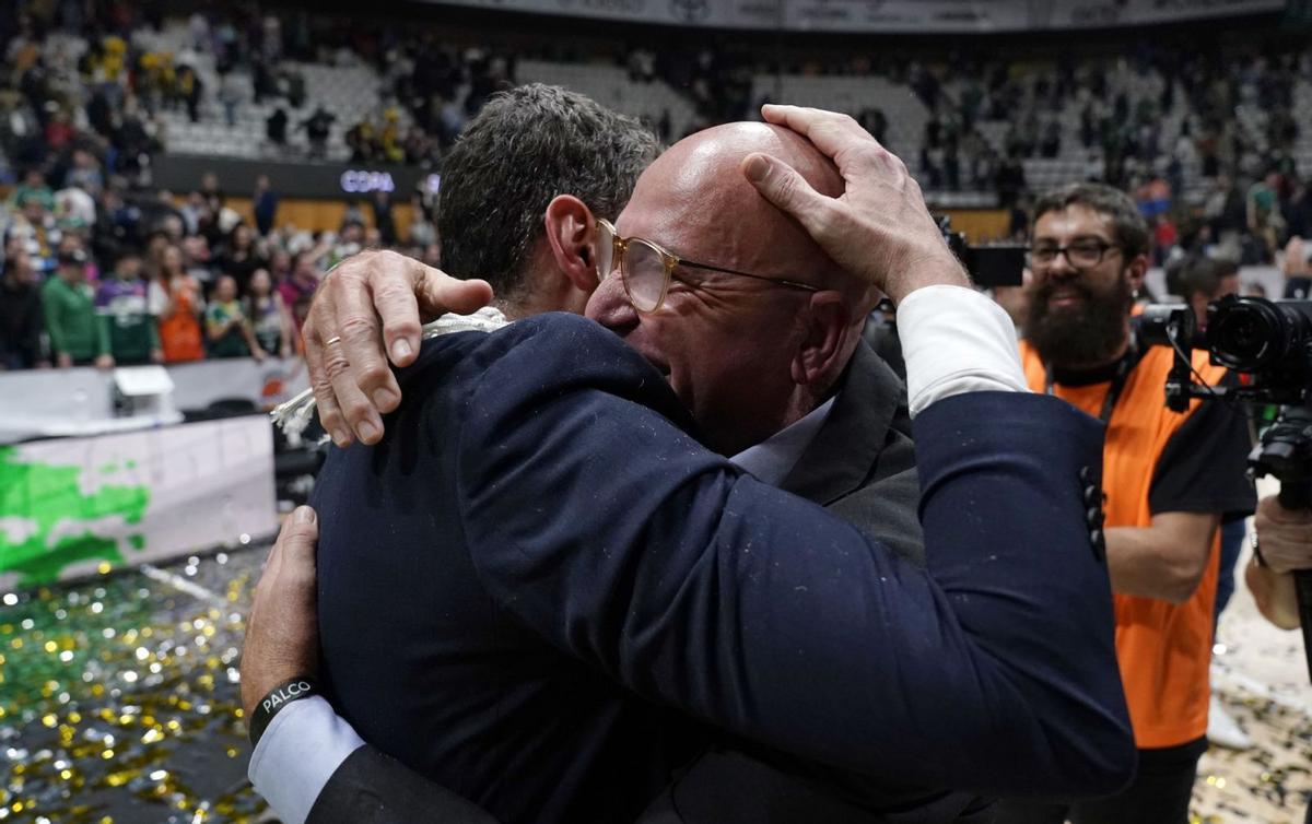 Ibon Navarro y López Nieto se abrazan una vez que el Unicaja logró el pasado domingo ganar la Copa del Rey de Badalona 2023. | ACBPHOTO