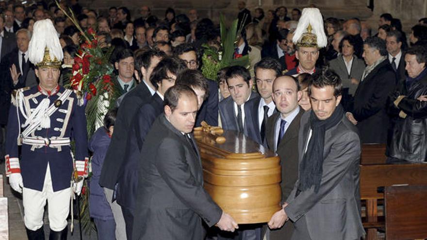 Los nietos de Miguel Delibes transportan el féretro de su abuelo en la Catedral de Valladolid