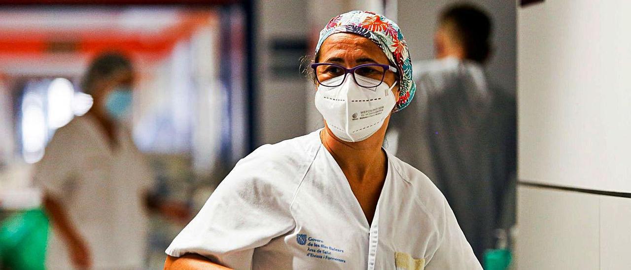 Una sanitaria del Hospital Can Misses, en la unidad F destinada a pacientes con covid.