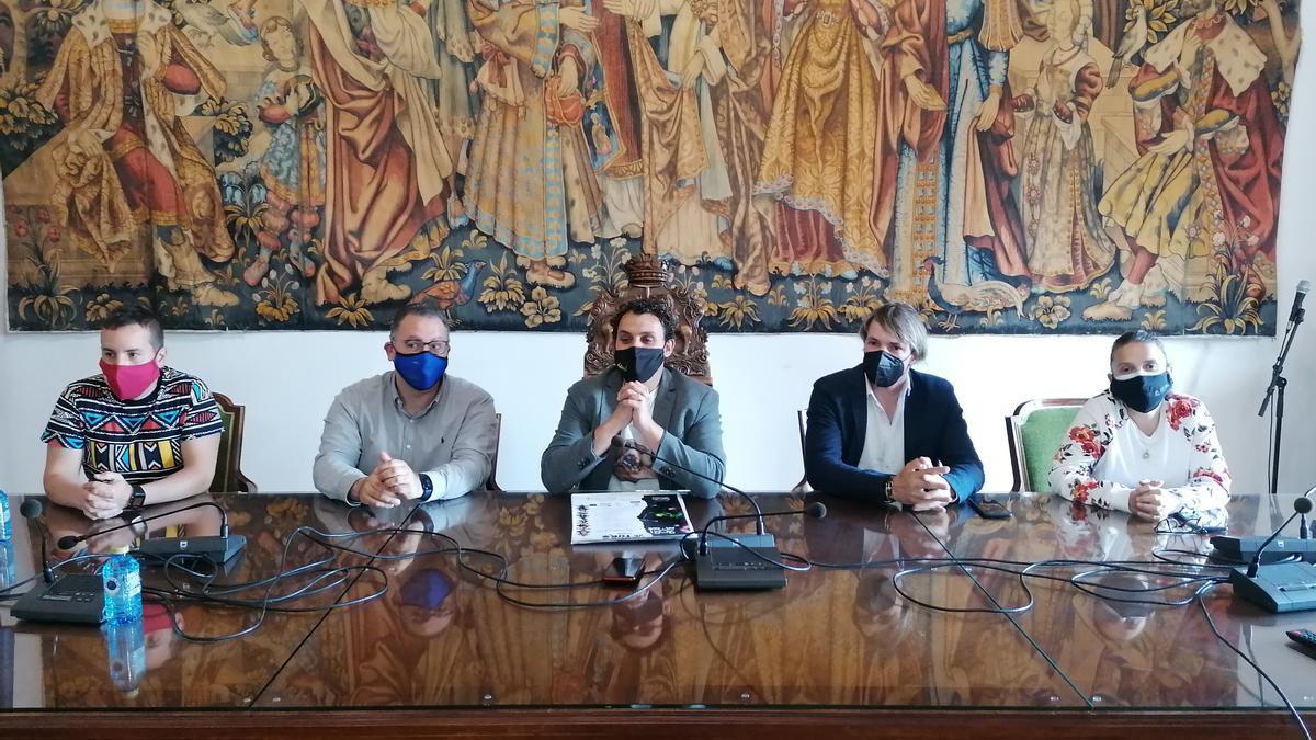 De izquierda a derecha Gabriel Álvarez, Jesús María Prada, Tomás del Bien, Ismael Beiro y Sara Pérez presentan el festival
