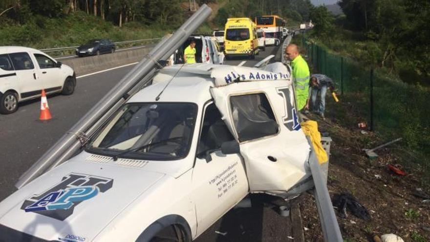 Brutal choque entre un bus y una furgoneta en Pontevedra