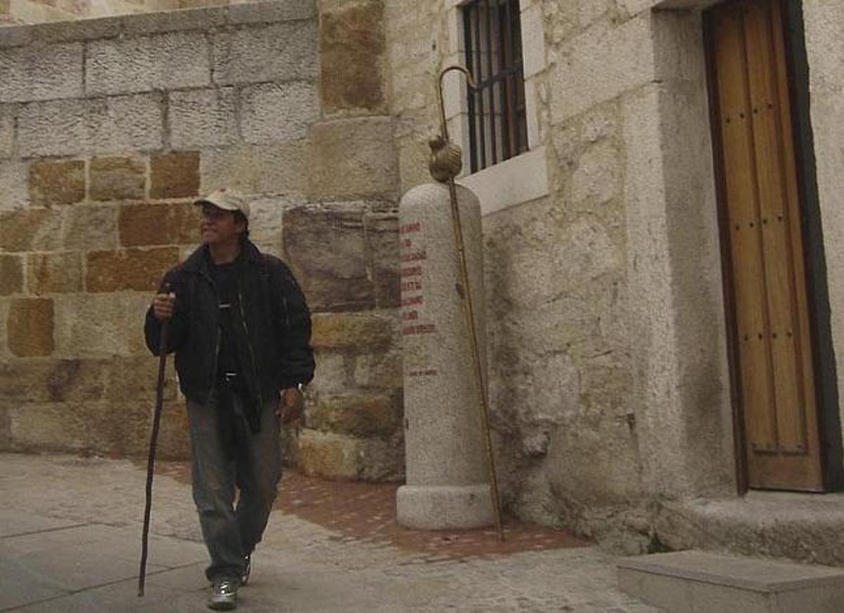 Un peregrino camina por las inmediaciones del albergue municipal.