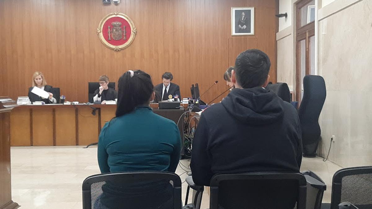 La pareja de acusados, durante el juicio en la Audiencia de Palma.