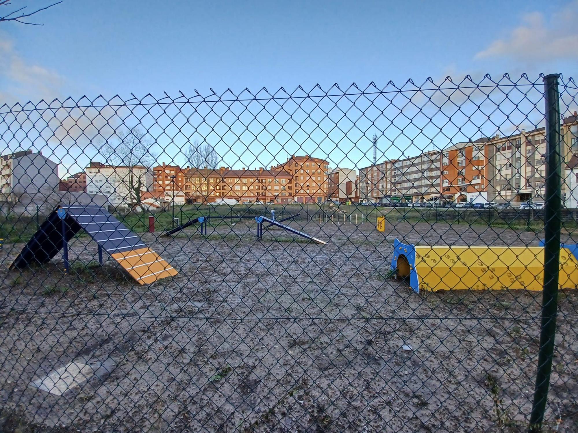 Así se ve ya el parque para perros de Posada de Llanera, con un moderno circuito de obstáculos