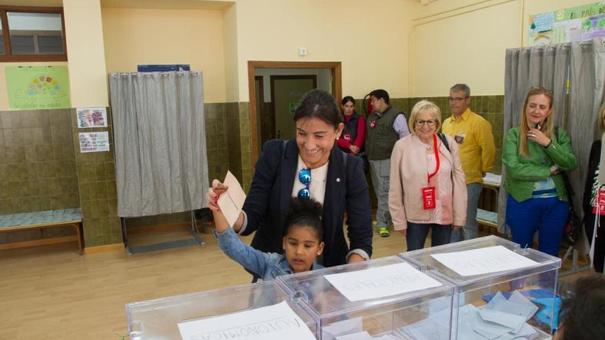 La socialista Ana Sánchez vota acompañada de su hija en el colegio Alejandro Casona.