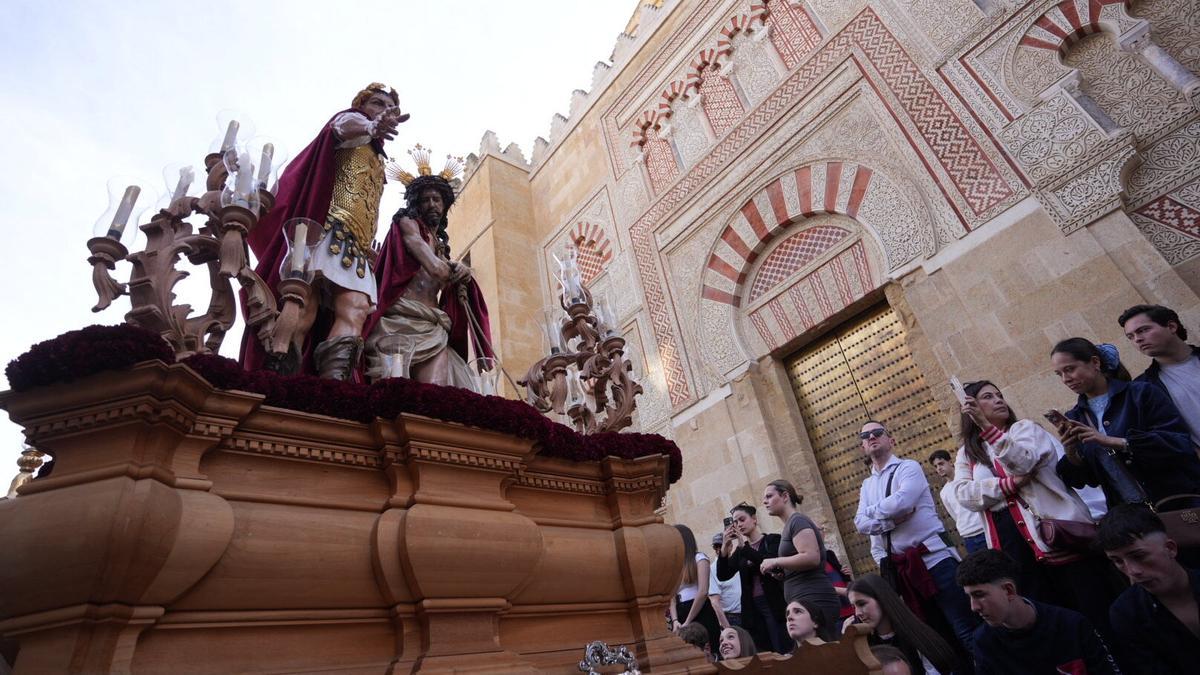 Presentación al pueblo de Jesús de los Afligidos junto a la Mezquita-Catedral de Córdoba.