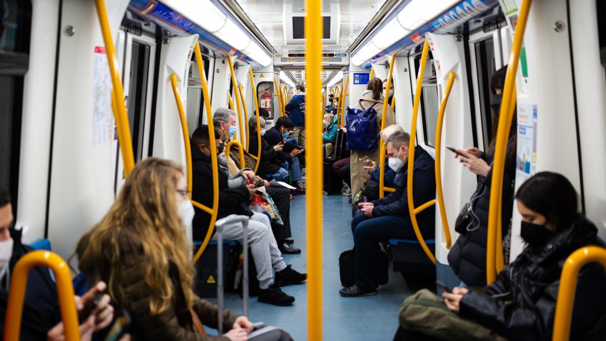 Usuarios de transporte público en el Metro de Madrid.