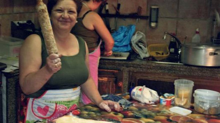 Marina Ferradás en la cocina, amasando una empanada.   | // Archivo familiar