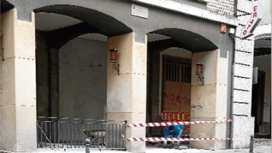 Un operari treballant a la zona on ahir, els treballs estaven visiblement avançats.