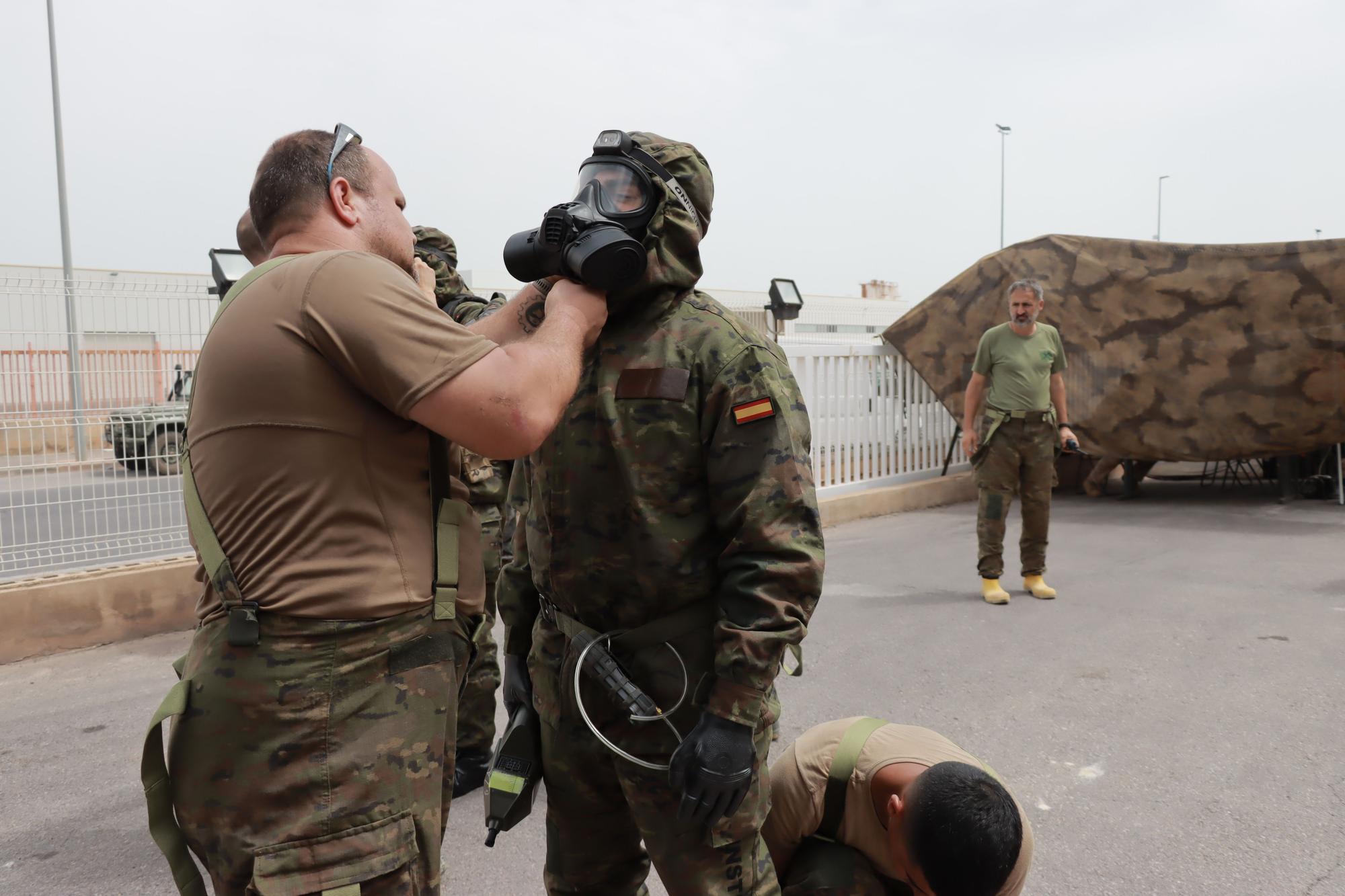 El Ejército simula un ataque químico en una fábrica de Onda