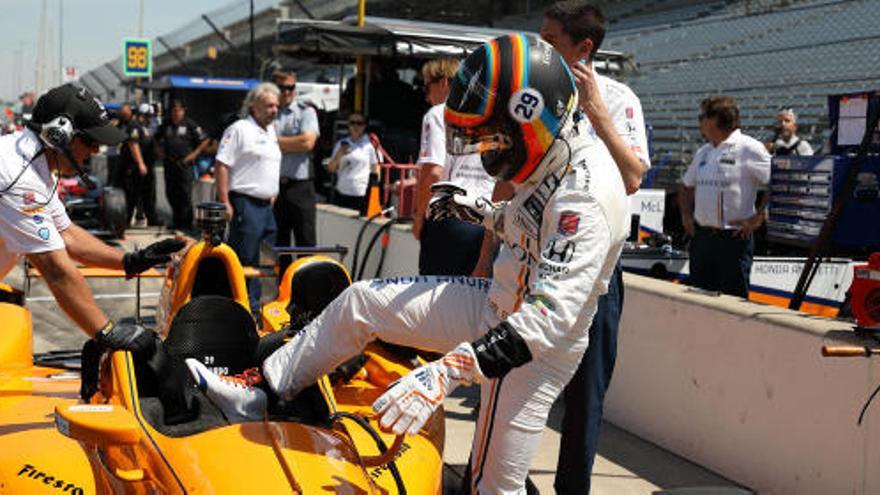 Fernando Alonso se sube a su coche de las 500 Millas