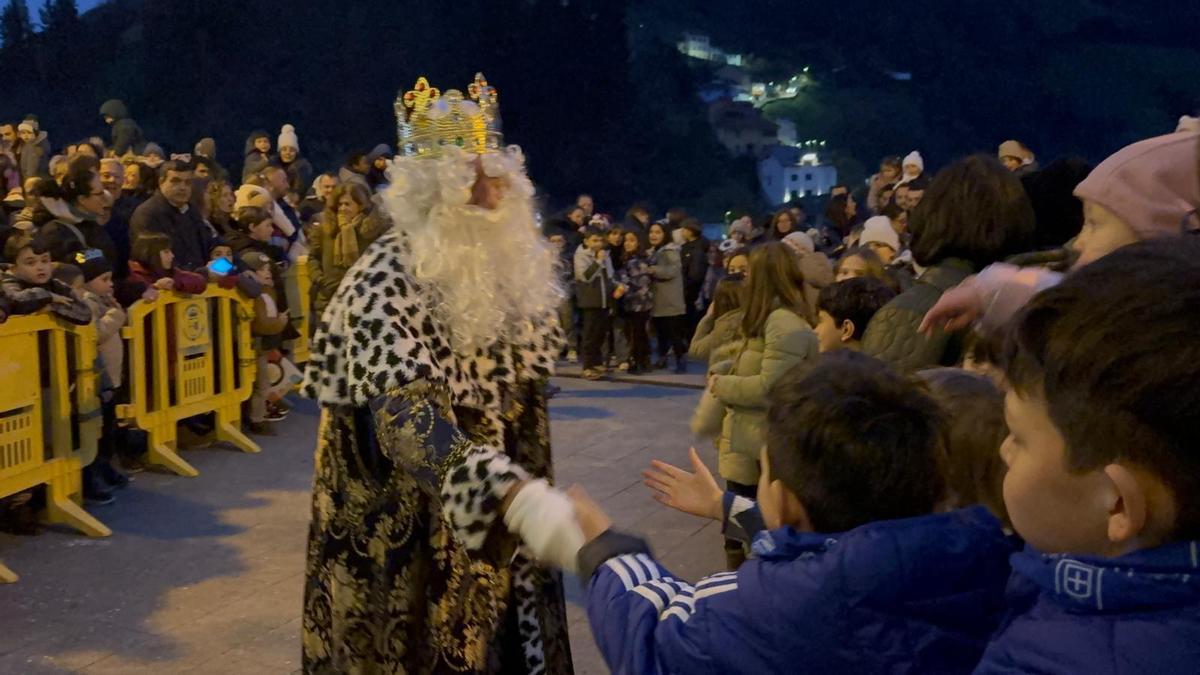 Melchor saluda a los niños que esperaban ante el Ayuntamiento.
