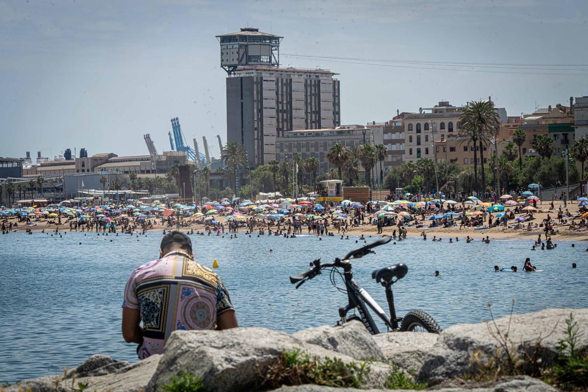 Las playas de Barcelona se llenan con el aumento de las temperaturas