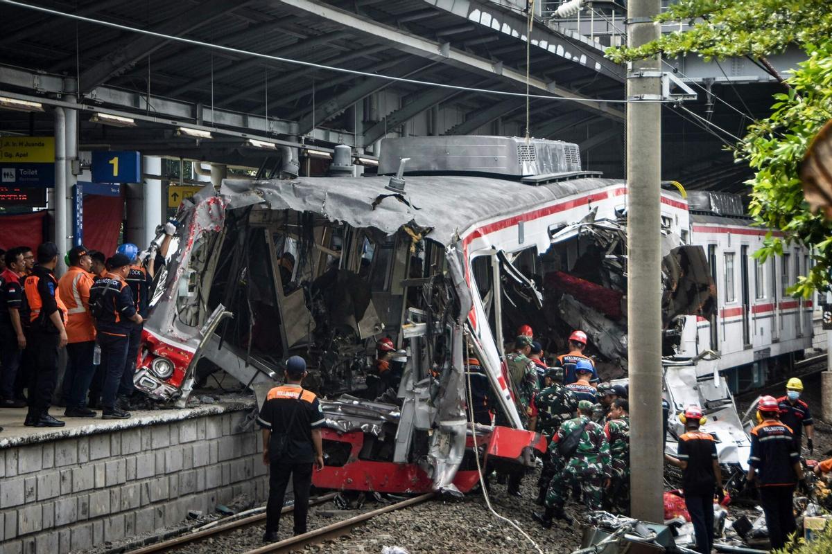 Trabajadores retiran escombros en el lugar del accidente ferroviario ocurrido el 28 de abril de 2026, cuando la locomotora de un tren de pasajeros atravesó el último vagón de un tren de cercanías en la estación Bekasi Timur de Bekasi, Java Occidental