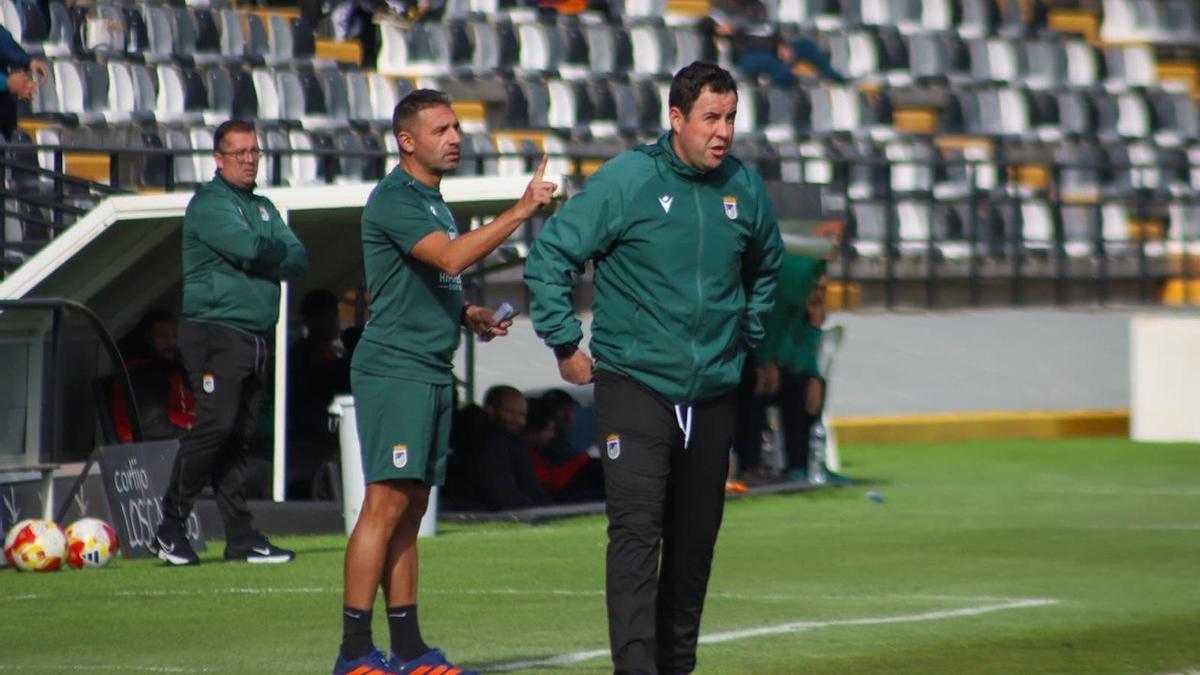 Miguel Ángel Ávila en el área técnica blanquinegra durante el encuentro ante el Villanovense.