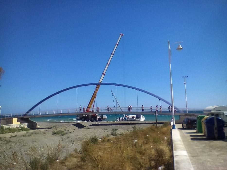 Un barco encalla en El Palo