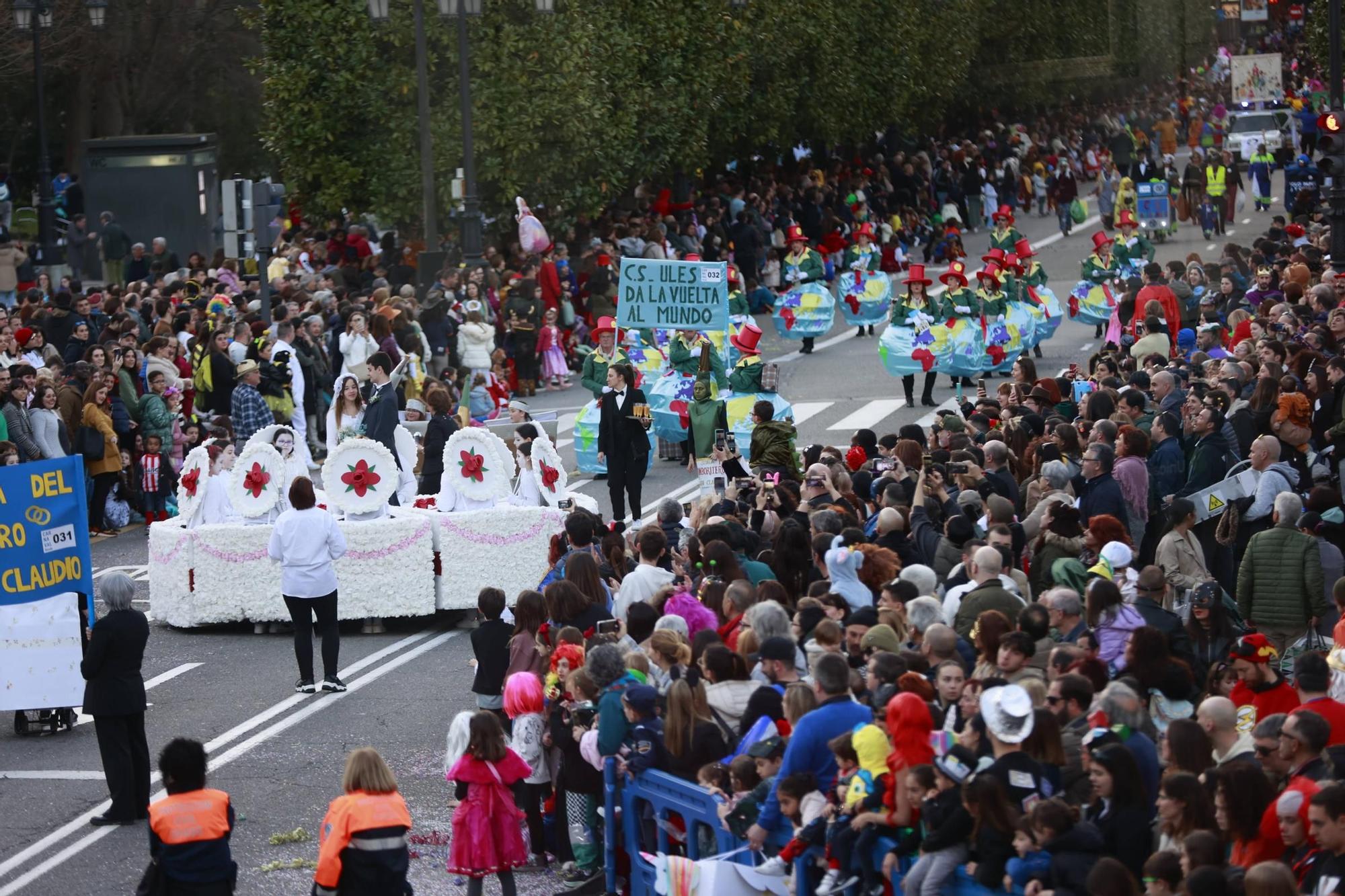 EN IMÁGENES: El Carnaval llena de color y alegría las calles de Oviedo