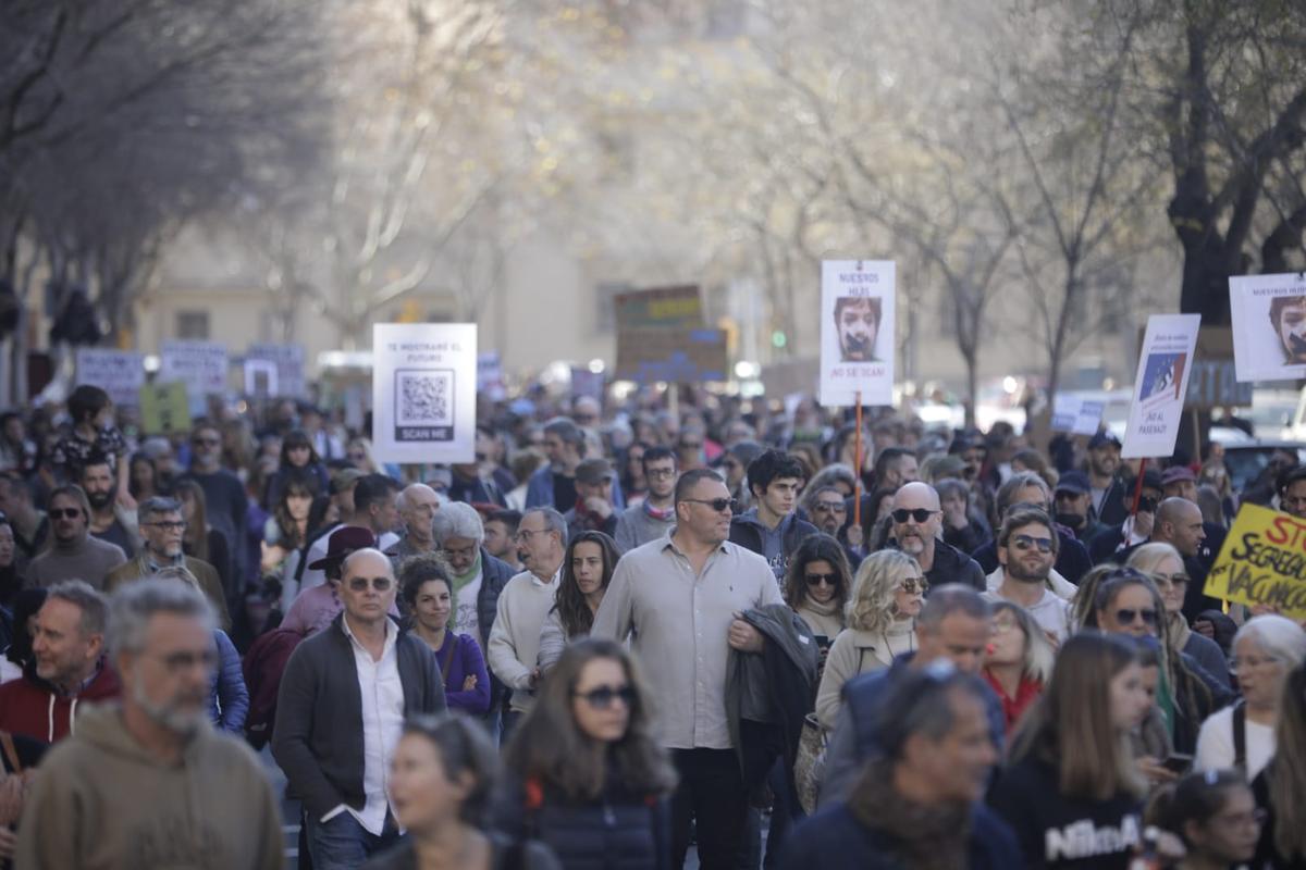 Cerca de 3000 personas se manifiestan en Palma contra el pasaporte ...