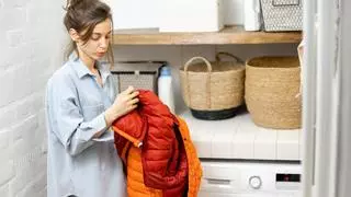 El truco para lavar las chaquetas sintéticas y los plumíferos en la lavadora sin dañarlos y que se sequen inmediatamente