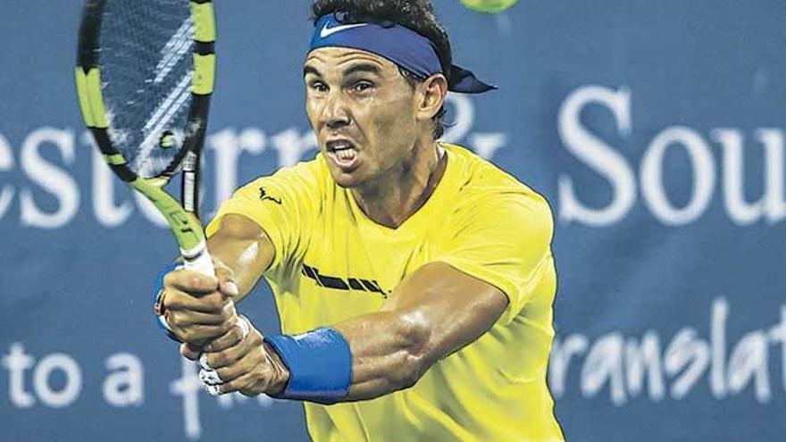 Nadal devuelve una bola a Richard Gasquet durante un juego del Masters 1.000 de Cincinnati.