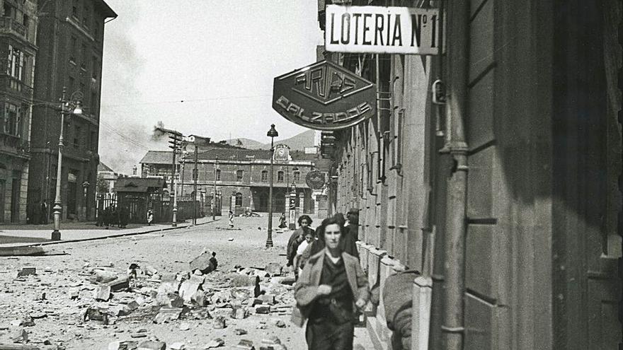 Los civiles escapen per Uría en 1936, mientres un bombardéu sobre la estación del Norte d&#039;Uviéu. | Florentino López / Muséu del Pueblu d’Asturies