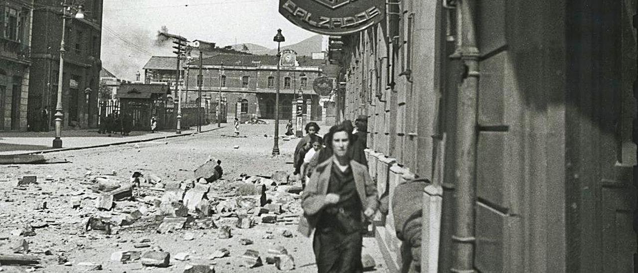 Los civiles huyen por Uría en 1936, durante un bombardeo sobre la estación del Norte de Oviedo. | Florentino López / Muséu del Pueblu d’Asturies