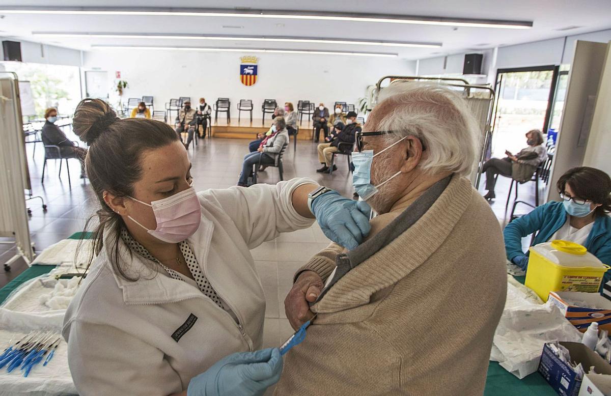 Vacunación frente al coronavirus a mayores de 80 años.