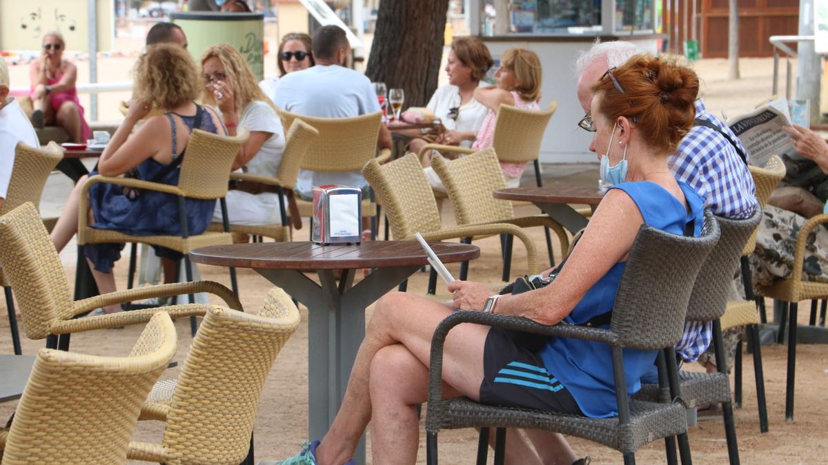 Unes persones en una terrassa de Sant Feliu de Guíxols