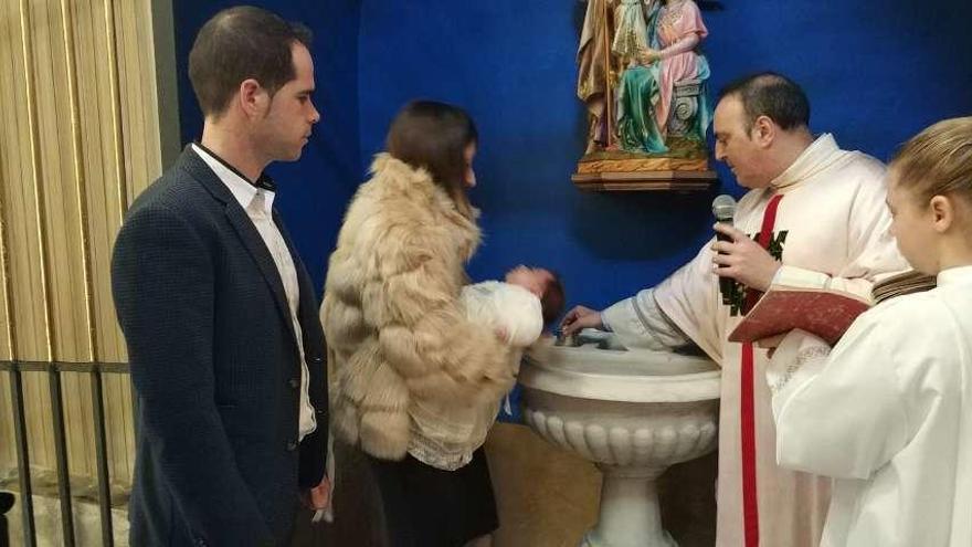 El bautizo del pequeño Daniel, ayer, en el baptisterio de la iglesia de la Asunción de Vegadeo.