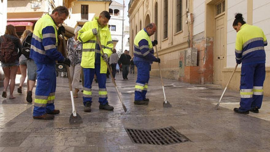 La limpieza y los fuertes ruidos son dos de las principales quejas vecinales en la ciudad de Málaga.