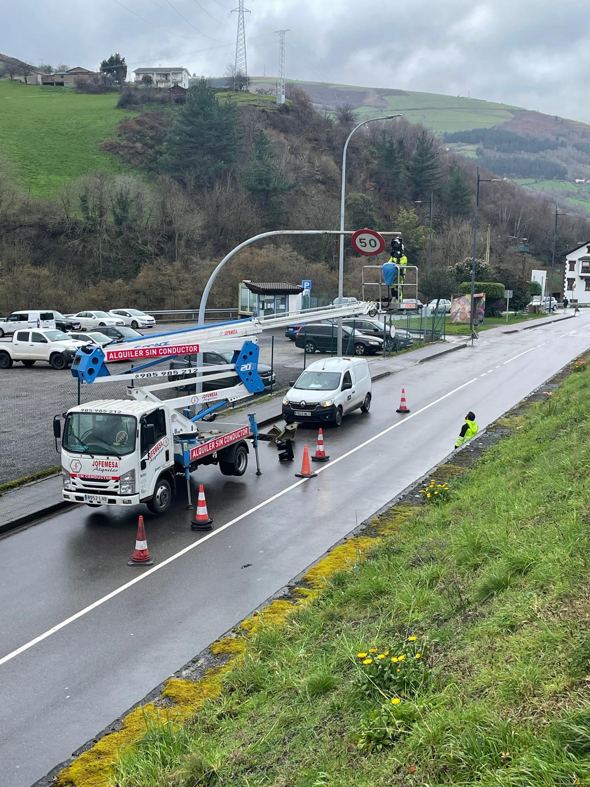 Los trabajos en la renovación del semáforo situado a la altura del hospital comarcal.