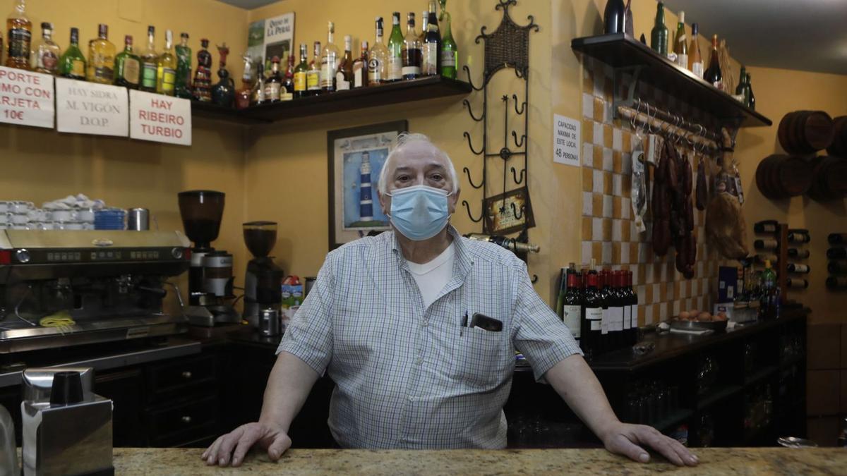 Esteban López, en su sidrería de la avenida de Santander. | Luisma Murias