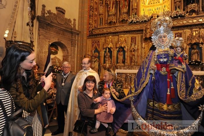 Los niños pasan por el manto de la Fuensanta