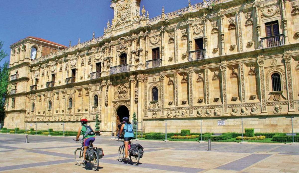 Mochila a la espalda: todos los caminos llevan a Santiago