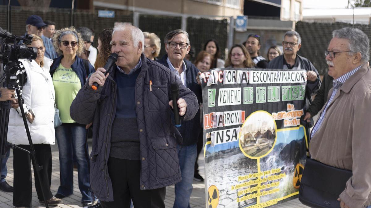 Vecinos de la Comarca de Cartagena se manifestaron ante la Asamblea por la contaminación de El Hondón.