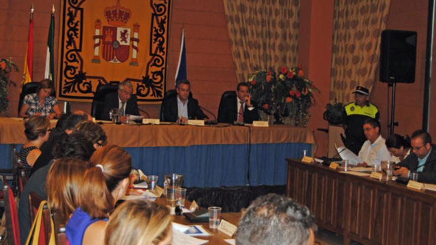 El alcalde, José María García Urbano, en el centro, durante un pleno en el Ayuntamiento de Estepona.