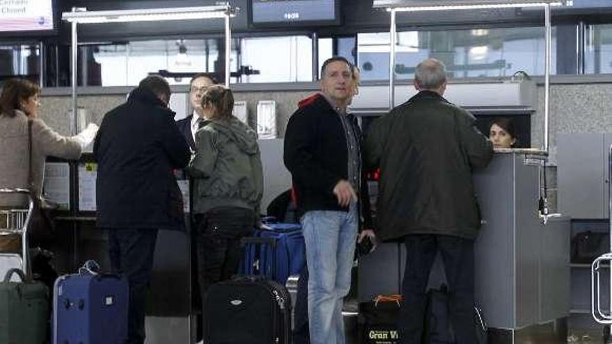 Facturación de equipajes en el aeropuerto de Peinador.  // J. Lores