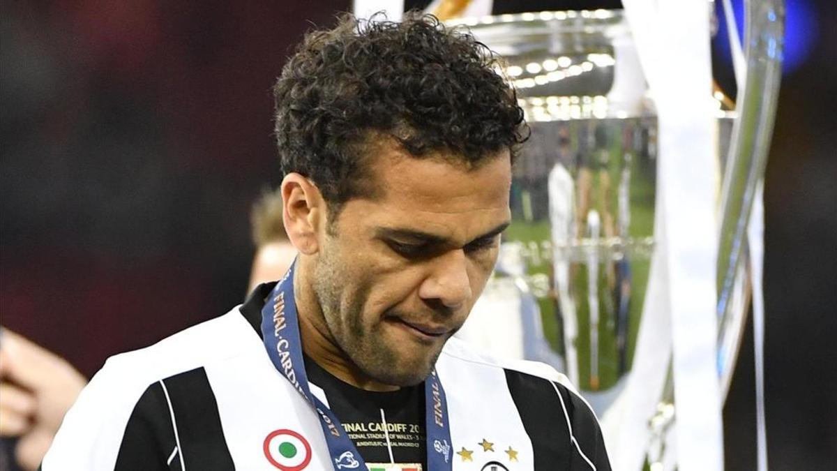 La afición de la Juventus ha expresado su malestar con Alves