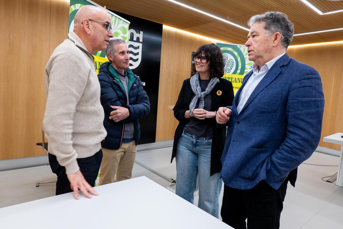 Participantes en la presentación, ayer, de la nueva entrega de Ponteandadas.