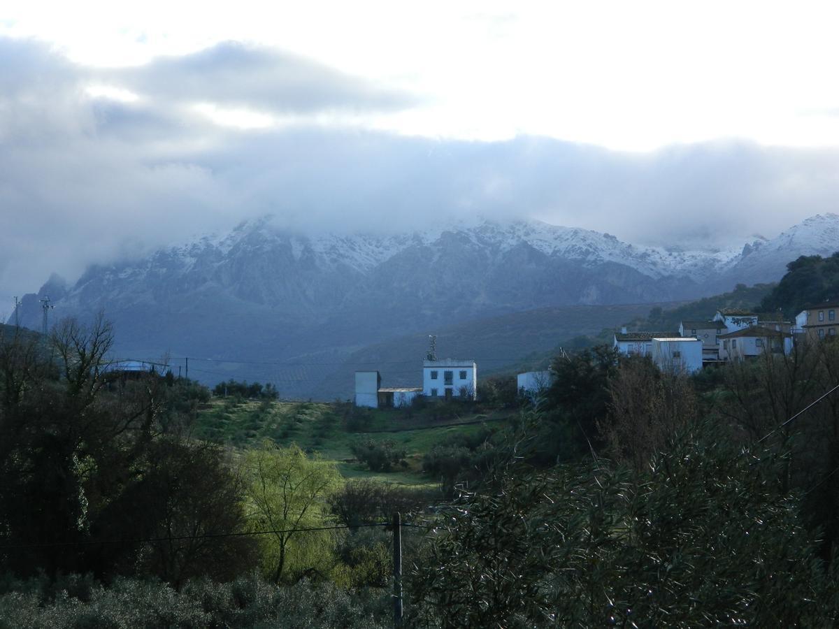 Aldea ruteña de El Cerrillo de la Cañada, con el macizo de La Horconera nevado al fondo.