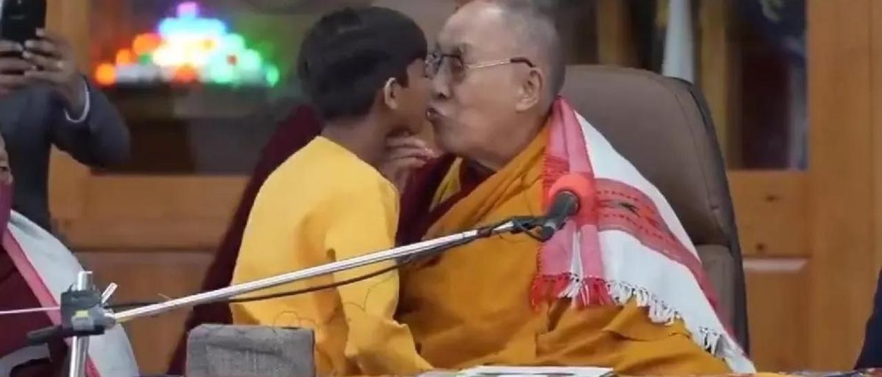 Momento en el que el Dalái Lama besa a un niño indio en la boca.