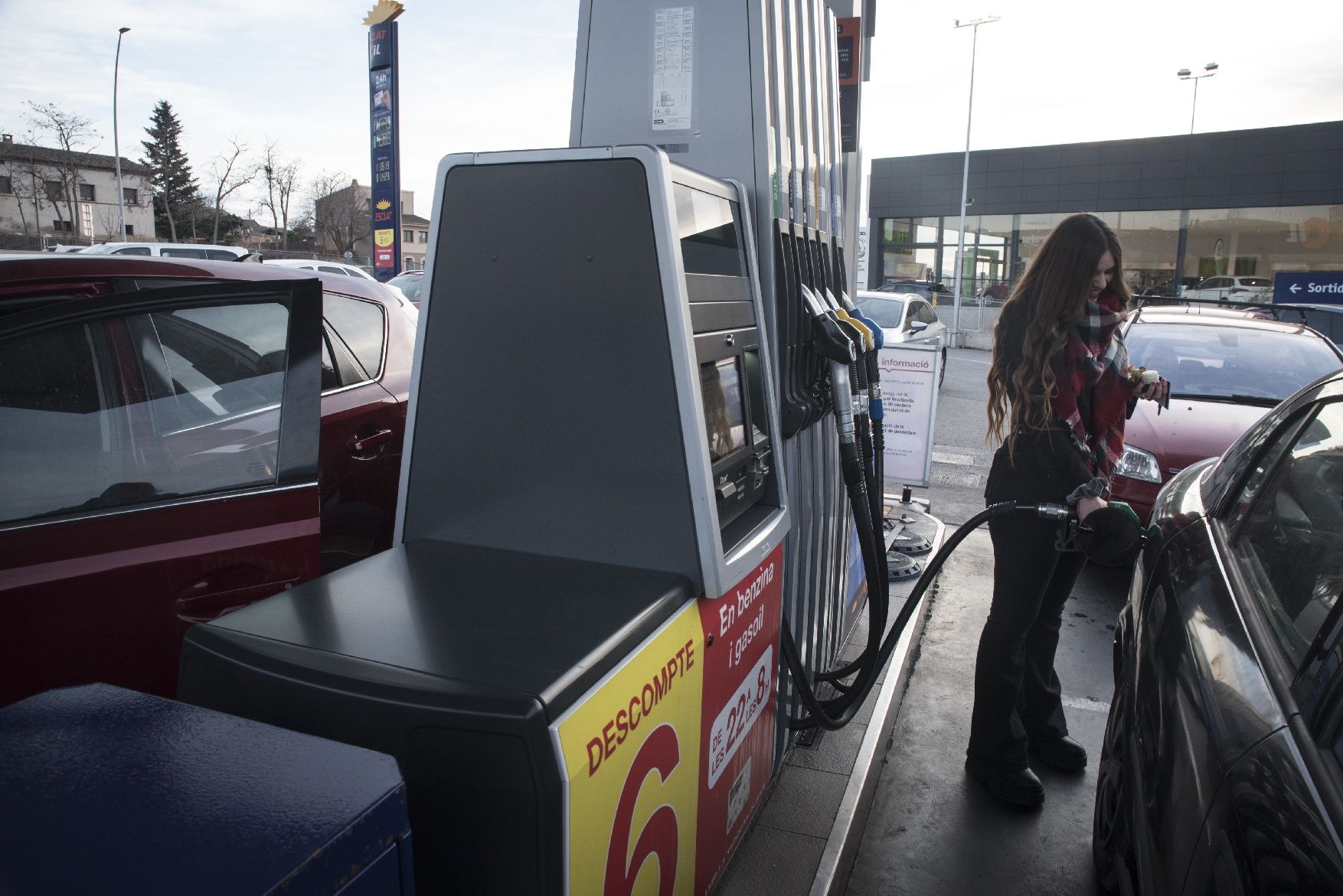 Els cotxes fan cua a les benzineres més econòmiques de Manresa