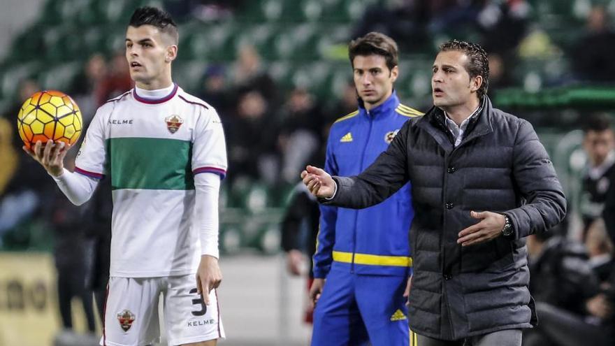 Álex Martínez, con el balón, junto a Rubén Baraja