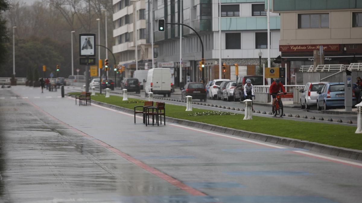 Así fue la tensa conversación entre un policía y  y una gijonesa que quería que le limpiaran un banco para sentarse: "No vuelva a llamar para esto"