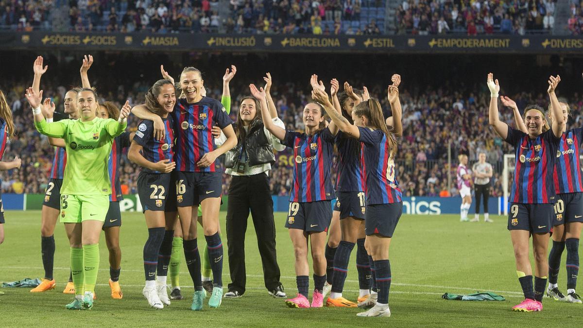 Las jugadoras del FC Barcelona celebran su pase a la final al término del partido de vuelta de las semifinales de la Champions femenina entre el Barça y el Chelsea.