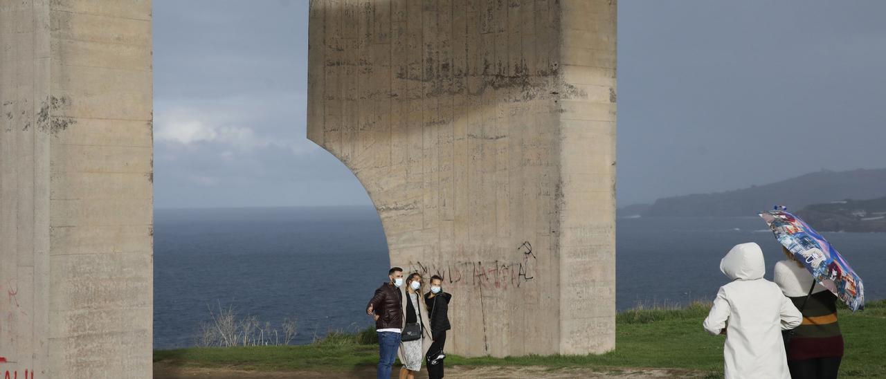 Tres personas se fotografían junto al &quot;Elogio del Horizonte&quot;.