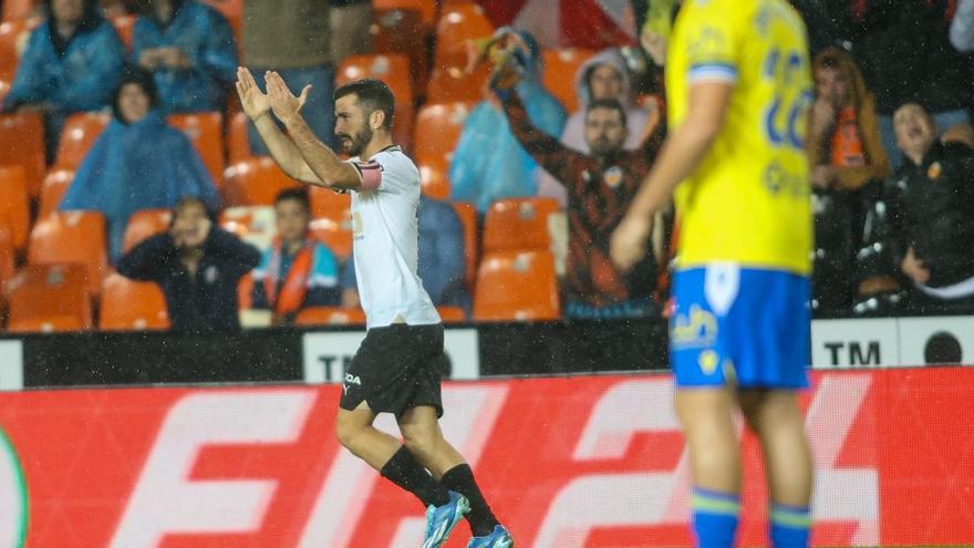 Gayà celebra su gol frente al Cádiz en Mestalla